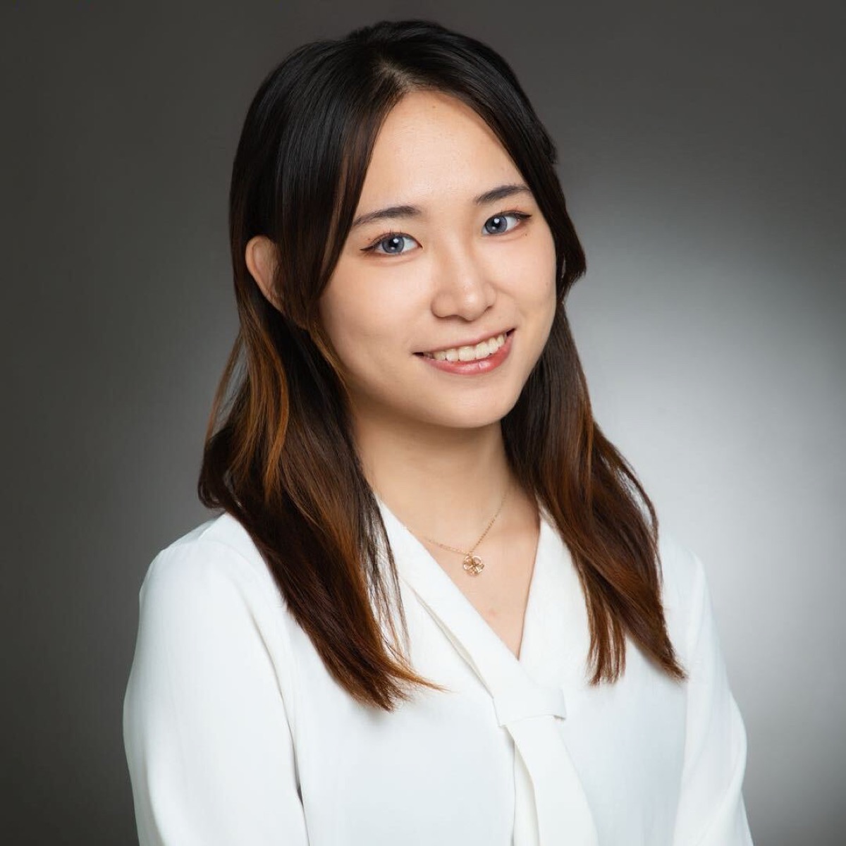 Viola 老师 — HKU 法律系,WeWrites DSE 中文·英文教师